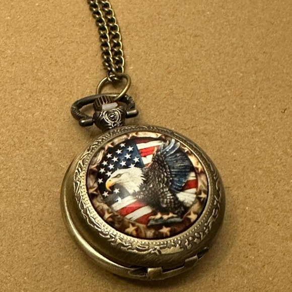 Eagle Pocket Watch with Chain. American 🇺🇸 Eagle 🦅 in front of the USA 🇺🇸 FLAG - Picture 1 of 4